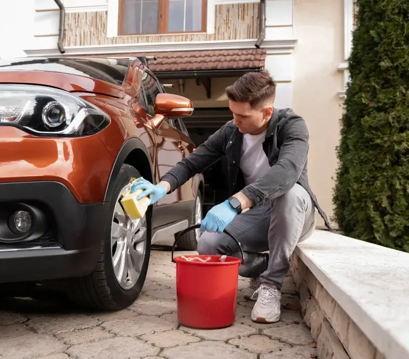 Lavage auto à domicile Saint-Martin-le-Mault : professionnel intervenant sur un véhicule